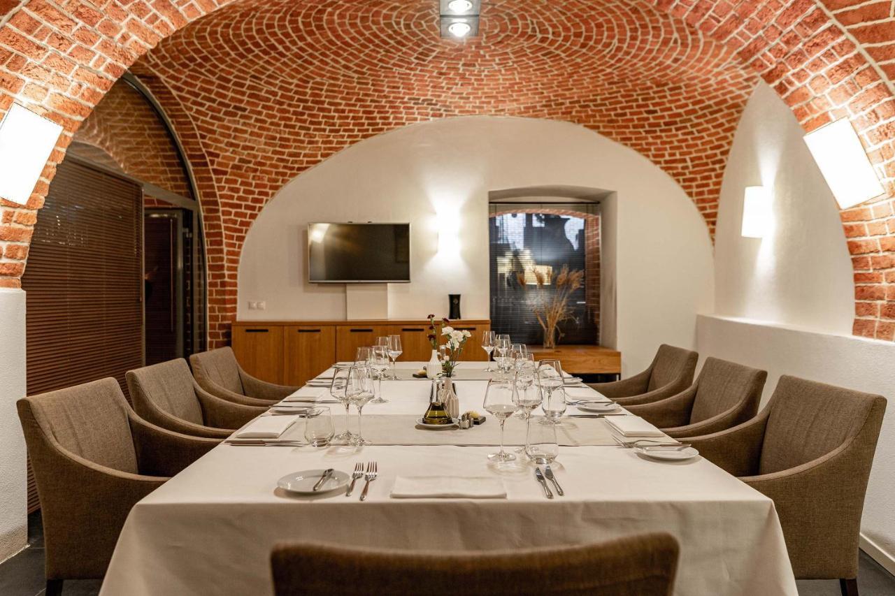 The Granary - La Suite Hotel Wrocław Buitenkant foto Restaurant AOC