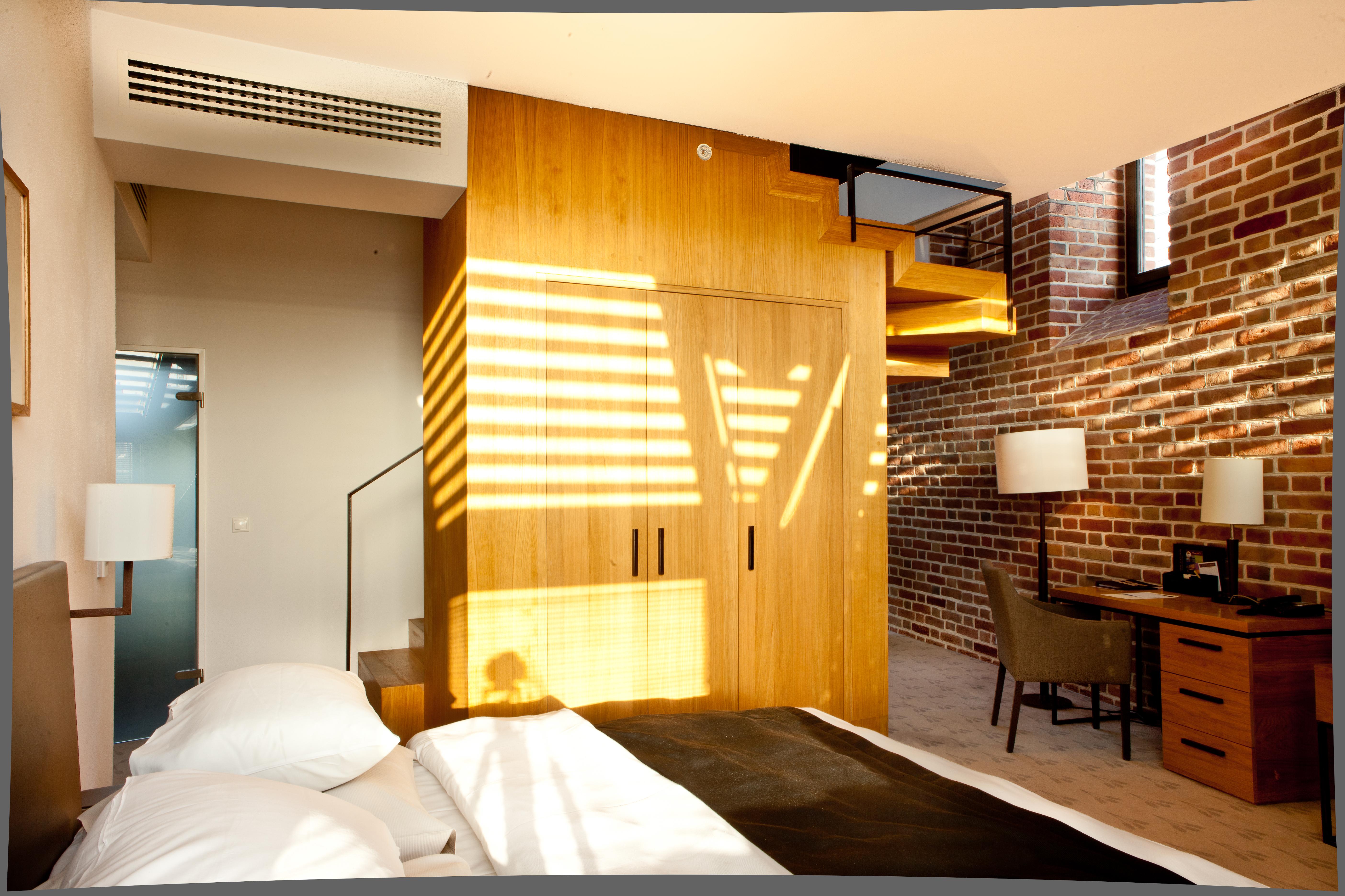 The Granary - La Suite Hotel Wrocław Buitenkant foto A room at the hotel