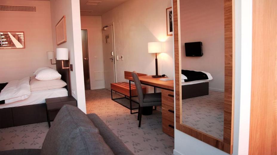 The Granary - La Suite Hotel Wrocław Buitenkant foto A room at the hotel