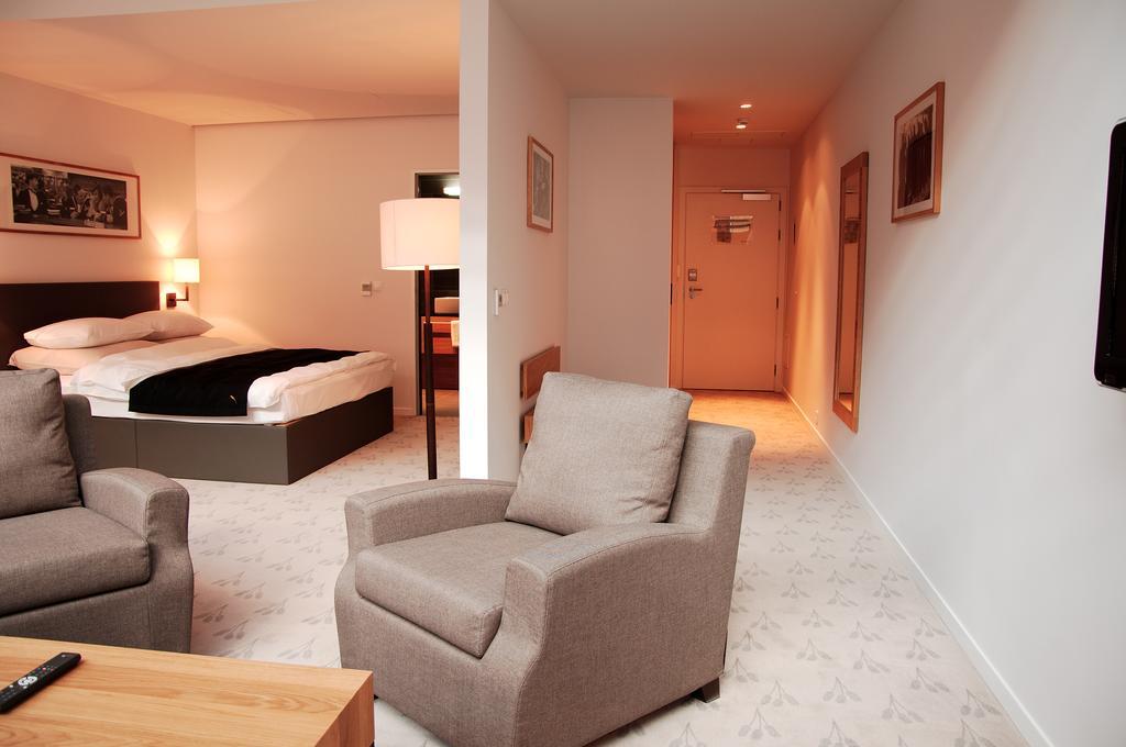 The Granary - La Suite Hotel Wrocław Buitenkant foto A typical hotel room